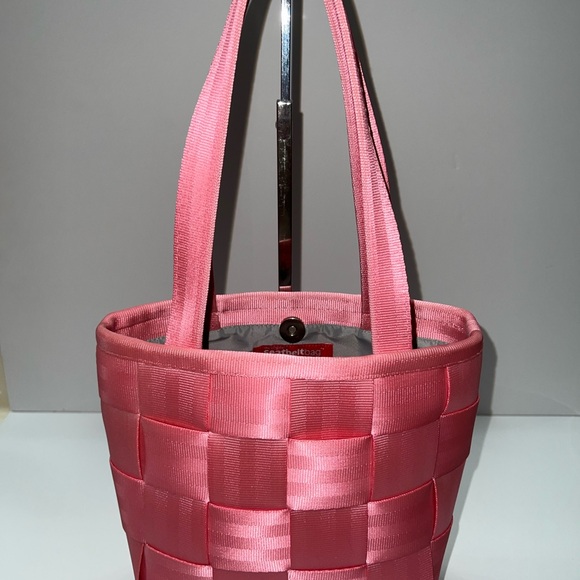 Harvey'S Seatbelt Bag Handbags - Vintage Harvey's Original Seatbelt Small Shoulder Bag Y2K in Pink Raspberry